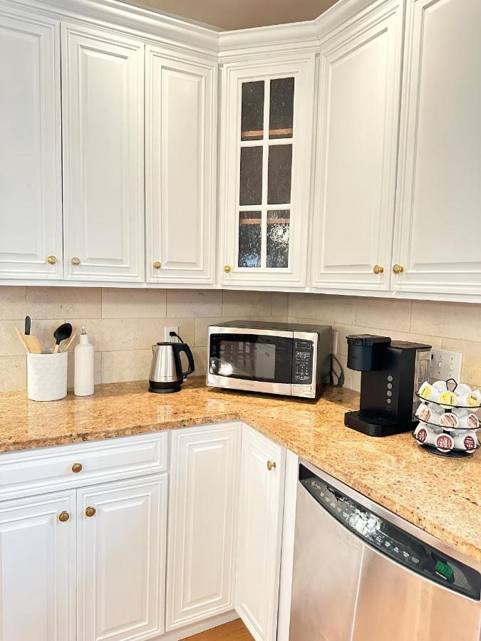 7 Mins Drive To Yale, Large Fenced Yard Villa New Haven Bagian luar foto