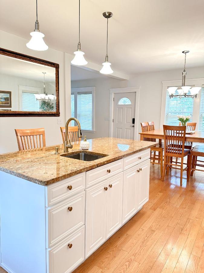 7 Mins Drive To Yale, Large Fenced Yard Villa New Haven Bagian luar foto