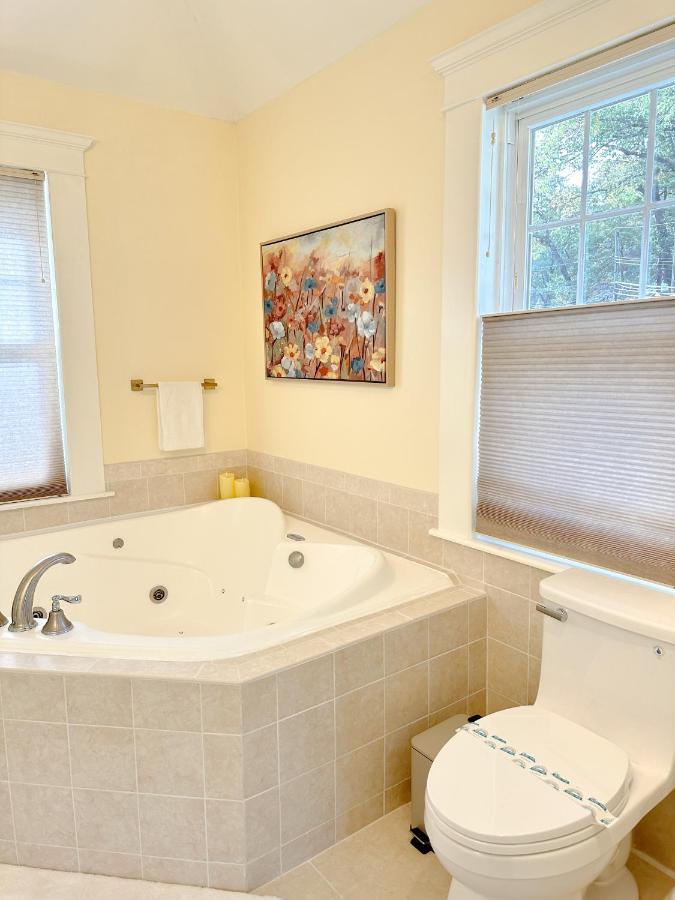 7 Mins Drive To Yale, Large Fenced Yard Villa New Haven Bagian luar foto